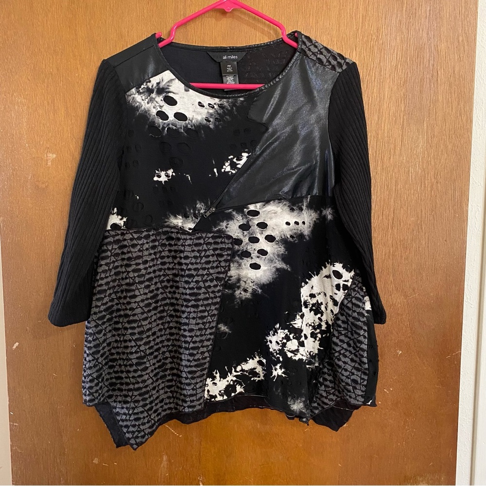 Size Petite Medium Black and white Ali Miles mixed media blouse